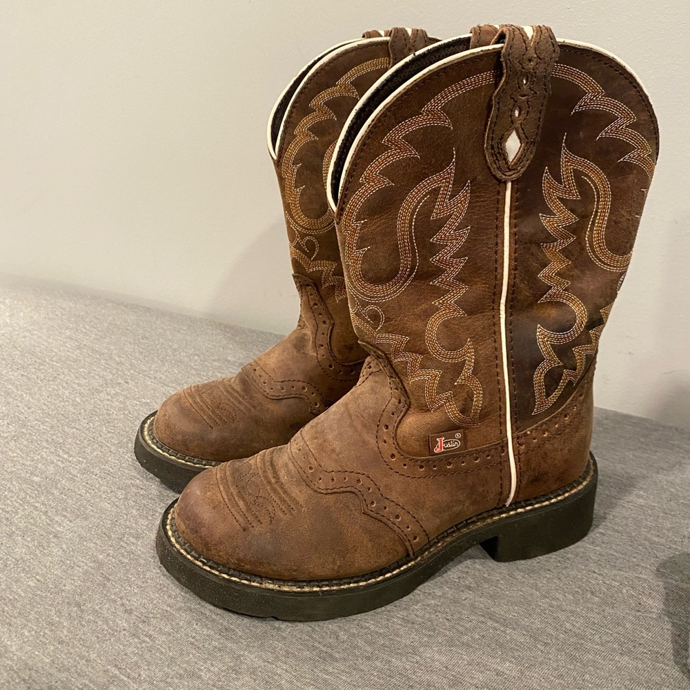 JUSTIN WOMEN'S GYPSY INJI AGED BARK TRADITIONAL COWGIRL BOOTS